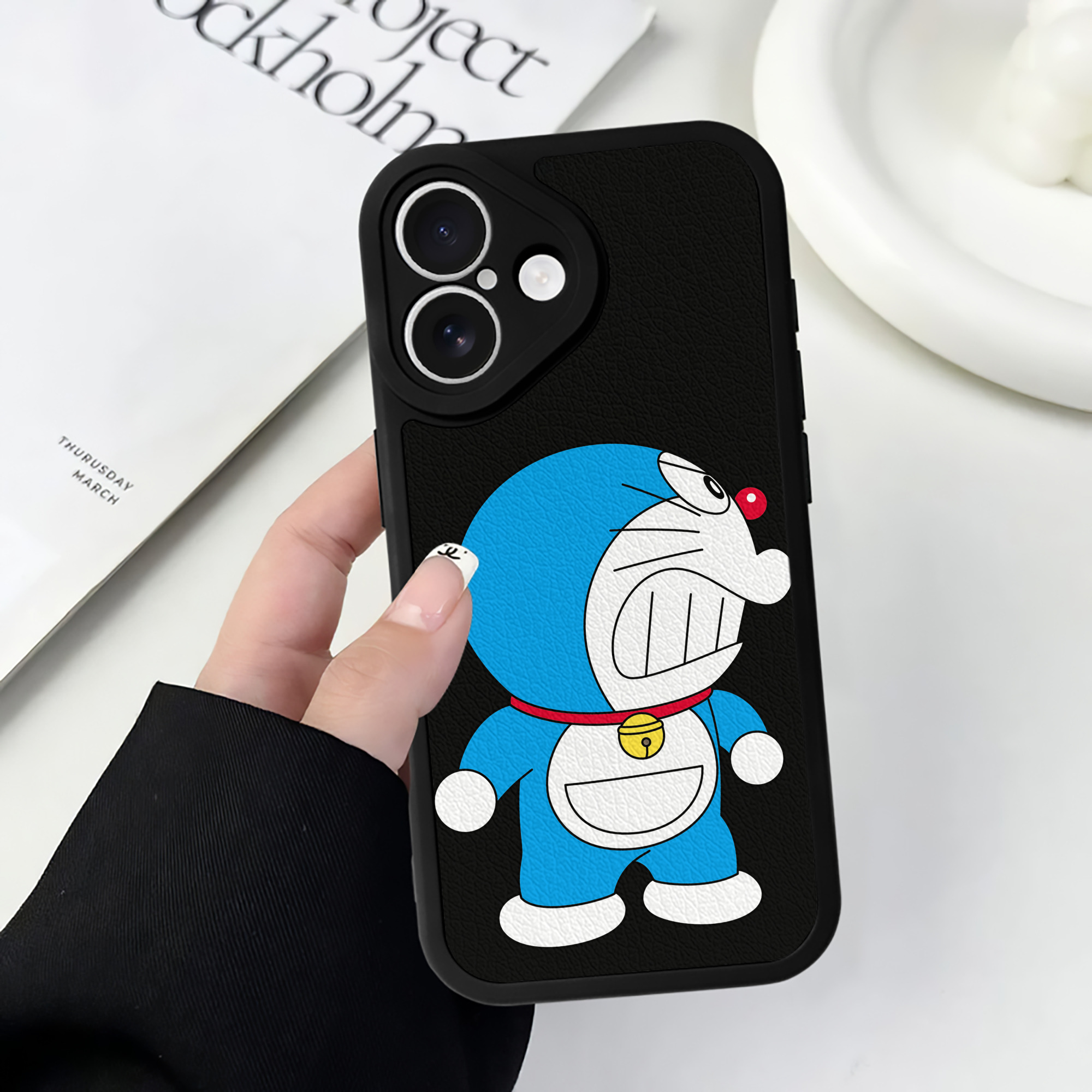（画像用） ドラえもん Doraemon 【iPhone 16シリーズ対応】シリコンスマホケース（レザー調） 材質：シリコン